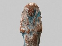 Aeg T 28  Aeg T 28, Dritte Zwischenzeit, Uschebti, Roter Ton, H 4,8 cm, B 1,7 cm, T 1,0 cm : Bestandskatalog Ägypten, Museumsfoto: Claus Cordes